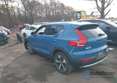 2023 Volvo Xc40 B5 Plus Bright Theme z USA, uszkodzony, nr VIN YV4L12UNXP2939177